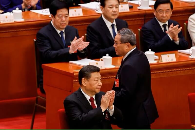5日中共人大會議包含中國國家主席習近平（前）在內與會者鼓掌歡迎國務院總理李強（立者）上台工作報告。（路透社）