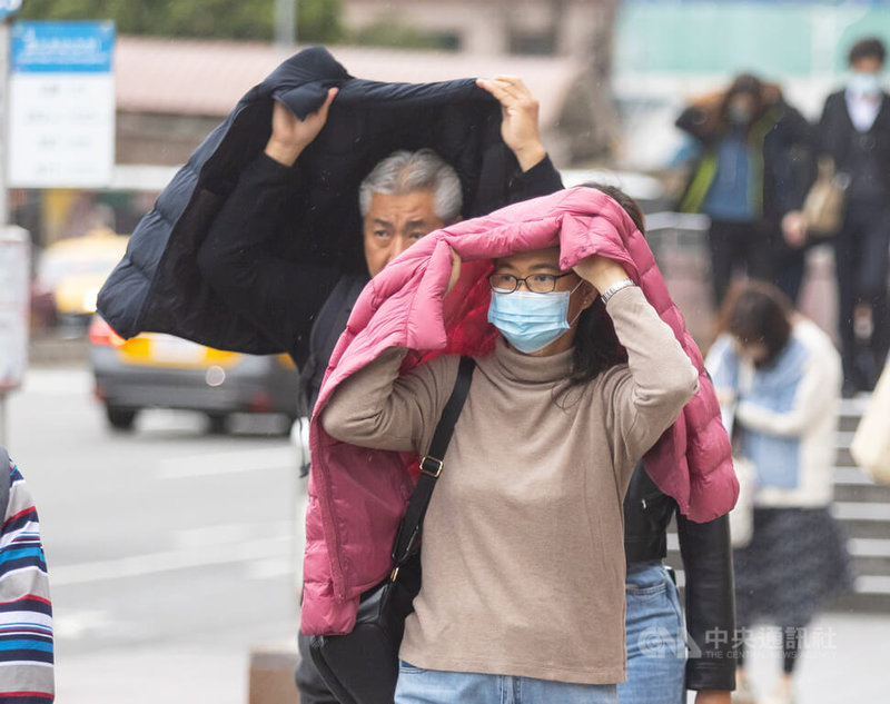 氣象署表示,6日鋒面通過及強烈大陸冷氣團南下,天氣有明顯轉變,北台灣轉為短暫陣雨,其他地區也將陸續轉為有局部短暫陣雨,民眾外出應攜帶雨具備用。圖為台北市中正區民眾用外套擋雨。中央社記者謝佳璋攝 113年3月6日