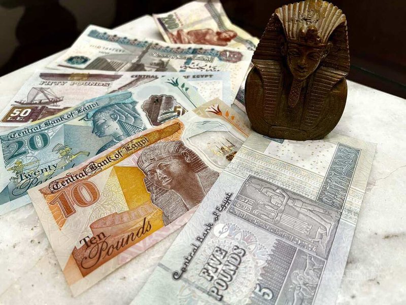 埃及因嚴重外匯短缺和通貨膨脹，因此央行6日宣布允許浮動匯率和升息，造成埃及鎊兌美元暴跌。圖為現行通用的幾款鈔票。中央社記者施婉清開羅攝  113年3月7日