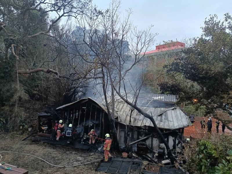 新竹市消防局表示，中華大學7日下午發生火警，起火建築物為行政大樓旁校友會館的餐廳，現場為1樓建築物，火勢已被撲滅，所幸無人受傷。（新竹市消防局提供）中央社記者郭宣彣傳真  113年3月7日