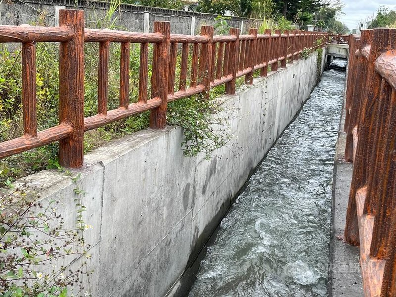 花蓮縣吉安鄉光華、仁安與仁和村地勢低窪，遇颱風、豪雨季節容易積淹水，花蓮縣政府爭取中央經費進行光華應急排水工程，分3期施工改善，目前3期工程已完工，待完成驗收後，將針對終點處銜接一般排水老舊護岸等進行優化。中央社記者張祈攝  113年3月7日