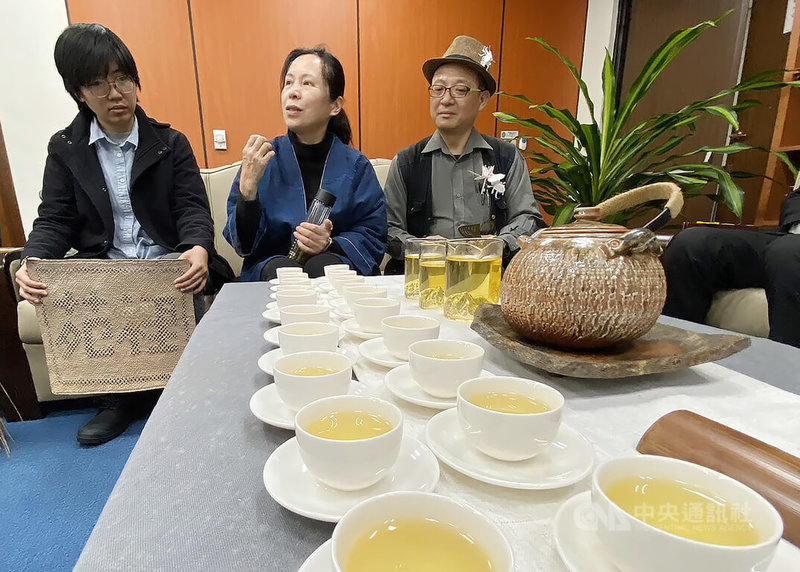 第68屆聯合國「婦女地位委員會」大會將在紐約舉行,外交部將與NGO合作於該大會期間舉辦「台灣性別平等週」系列活動。台灣代表女性製茶師(中)突破傳統框架,為傳統產業增添風韻,並於外交部搶先展現台灣文化特色。中央社記者吳昇鴻攝 113年3月7日