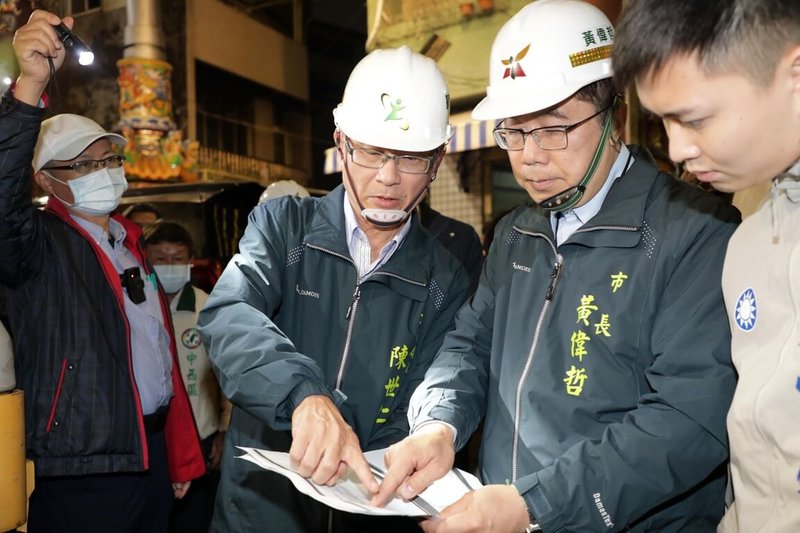 台南市中西區皇龍建設一處建案工地旁6日晚間先後發生路面塌陷、吊車傾倒砸落意外，台南市長黃偉哲（右2）獲報緊急取消行程，7日前往實地視察，他要求建商施工計畫書需送市府審查及確認安全後才能復工，更指示全面檢測皇龍建設相關建案。（台南市政府提供）中央社記者張榮祥台南傳真  113年3月7日