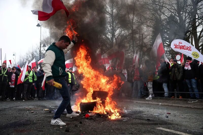 波蘭農民6日聚集在波蘭總理辦公室前焚燒物品抗議。（路透社）