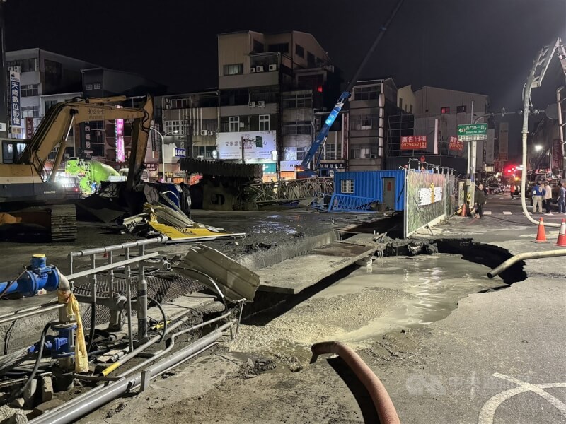 台南市中西區新建工地旁6日下午路面塌陷，1輛小貨車掉落坑洞，建設公司出動吊車欲吊起坑洞中車輛，疑因地基不堪負荷，吊車傾斜，吊臂砸向路面，連夜灌漿搶修。中央社記者張榮祥台南攝 113年3月7日