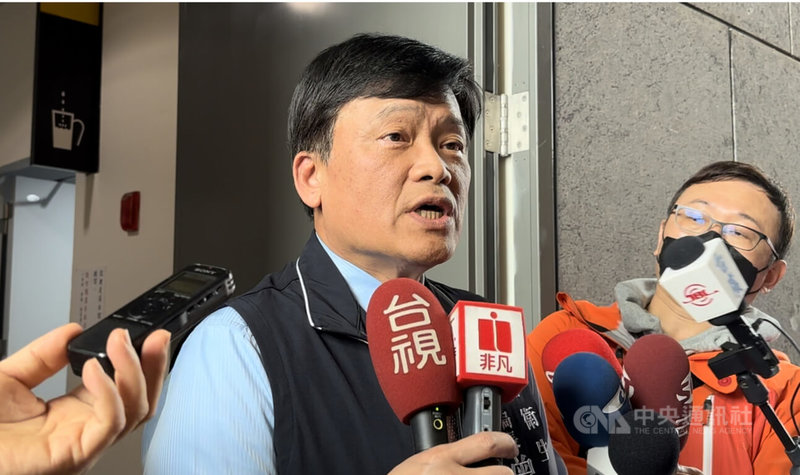台中市衛生局長曾梓展(左)7日在台中市議會開議前接受媒體聯訪,說明關於蘇丹紅辣椒粉台中市政府的查緝狀況;並提醒民眾飲食盡量多元,適當運動促進排毒。中央社記者趙麗妍攝 113年3月7日