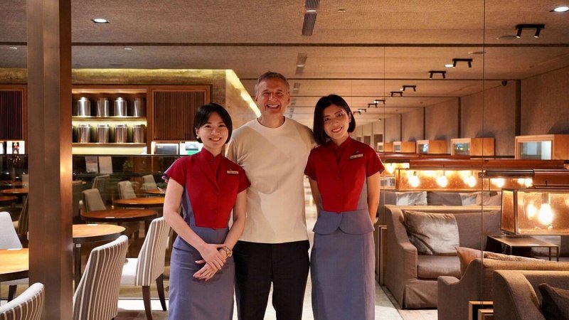 美國美食探險家菲爾(Phil Rosenthal)(中)首度應邀來台,體驗並記錄台灣美食,他也到中華航空桃園機場貴賓室品味「華航牛肉麵」,力讚好滋味。(華航提供)中央社記者汪淑芬傳真 113年3月7日