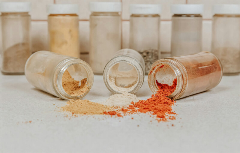 桃園市衛生局指出，在青辣椒粉中驗出蘇丹色素3號且被製成胡椒粉等辛香料，已通知業者下架。（示意圖／圖取自Unsplash圖庫）