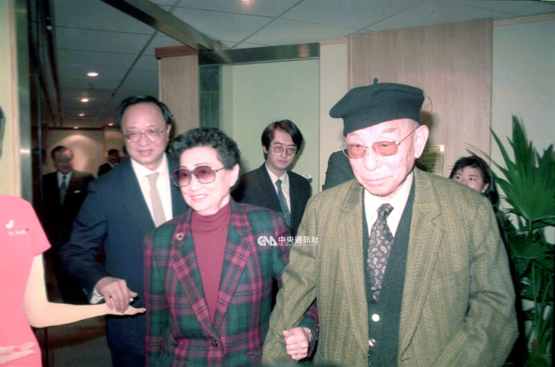 1991年3月10日，後半生被軟禁，已恢復人身自由的張學良（前右）、趙一荻（前左）夫婦啟程赴美。（中央社檔案照片）