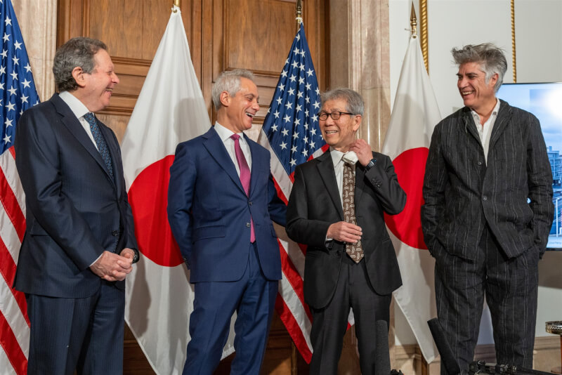 日本建築師山本理顯（右2）榮獲普利茲克建築獎，7日在東京舉行記者會。左2為美國駐日本大使易曼紐。（圖取自twitter.com/USAmbJapan）