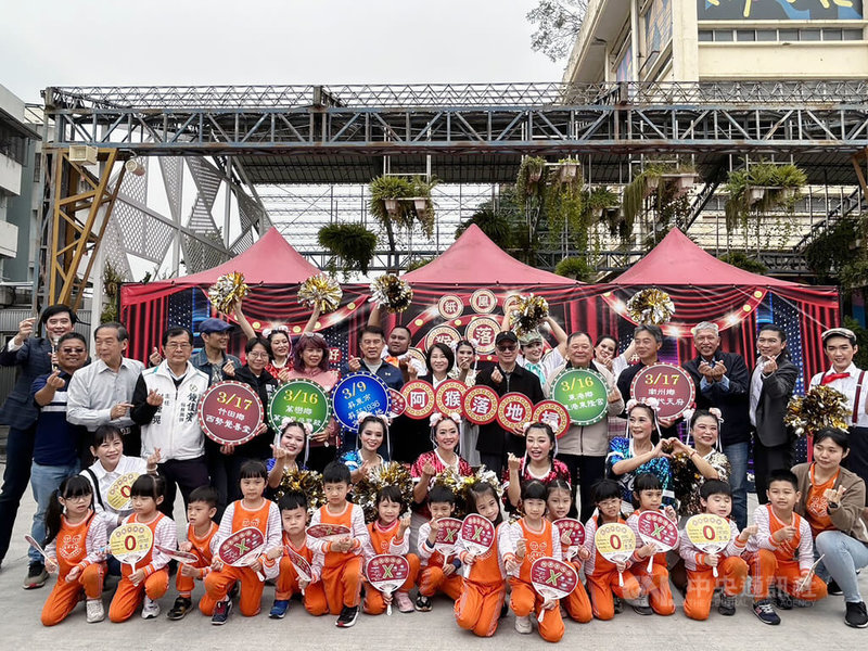 屏東縣政府與紙風車劇團合作培訓屏東戲劇人才，經2年表演訓練，8日在屏菸舉辦記者會預告9日將展開「阿猴落地掃」巡演活動，演出全新創作「屏東大小事」。中央社記者李卉婷攝 113年3月8日