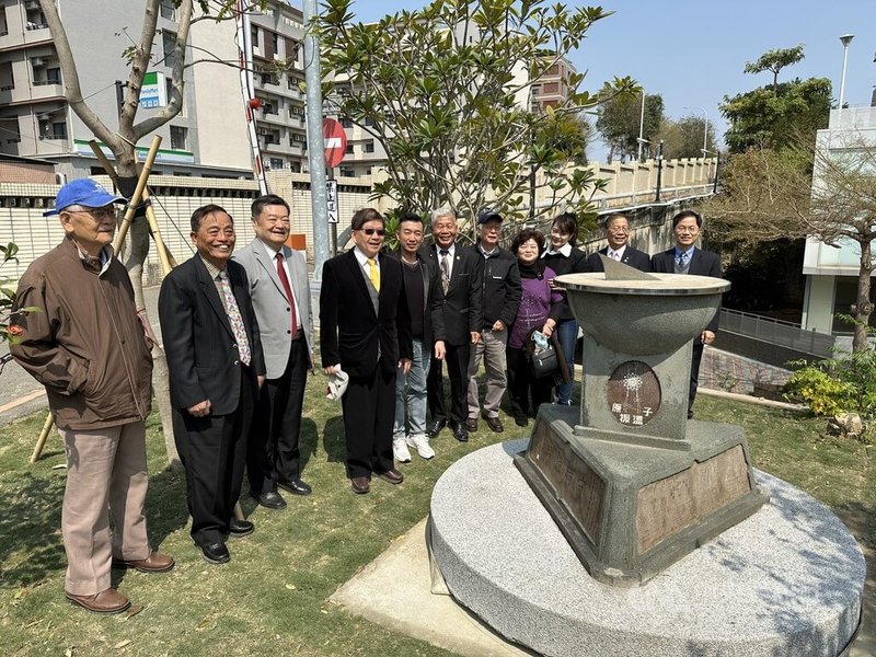 國立彰化師範大學有一座日晷在外「流浪」37年，花蓮土雞攤商鄭元漳（左5）3年前向古董商買下收藏，校友發現後盼能購買送返母校，鄭元漳認為，這座日晷對學校師生更有意義，決定無償捐給彰師大。中央社記者鄭維真彰化攝  113年3月8日