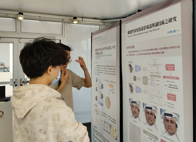 成功大學8日發表「假臉偵測」技術，防禦深度偽造（Deepfake）及對抗攻擊，在大台南會展中心展出。（成功大學提供）中央社記者張榮祥台南傳真  113年3月8日