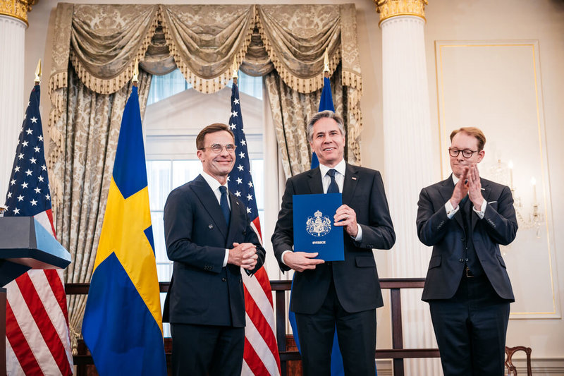 瑞典總理克里斯特森（左）與外交部長比爾史特龍（右）7日將瑞典加入北約最終文件交給美國國務卿布林肯（中），完成入會程序，正式成為北約第32個會員國。（瑞典總理辦公室提供）中央社記者辜泳秝斯德哥爾摩傳真 113年3月8日