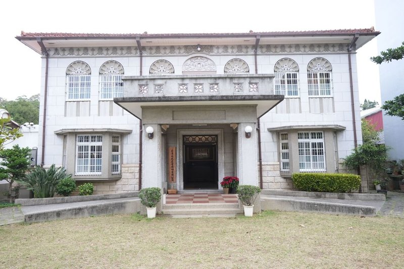 文化部「112年度古蹟歷史建築紀念建築管理維護評鑑」8日舉行頒獎典禮，台劇「茶金」故事原型現場、新竹縣定古蹟北埔姜阿新洋樓獲肯定。（文化部提供）中央社記者邱祖胤傳真  113年3月8日