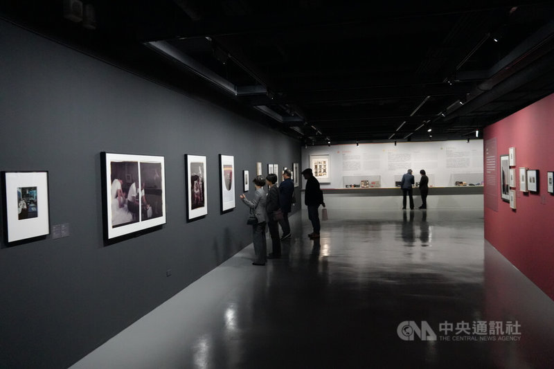 台灣師範大學美術館「一拍即影:拍立得國際名家攝影大展」8日舉辦開幕儀式,呈現拍立得技術發明40年來,藝術創作與技術的對話。中央社記者陳至中台北攝 113年3月8日