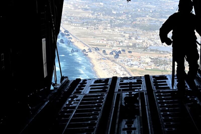 美國總統拜登7日宣布美軍將在加薩走廊的地中海岸興建港口，透過海運接收人道援助物資。圖為2日美軍空投援助物資給加薩。（路透社）