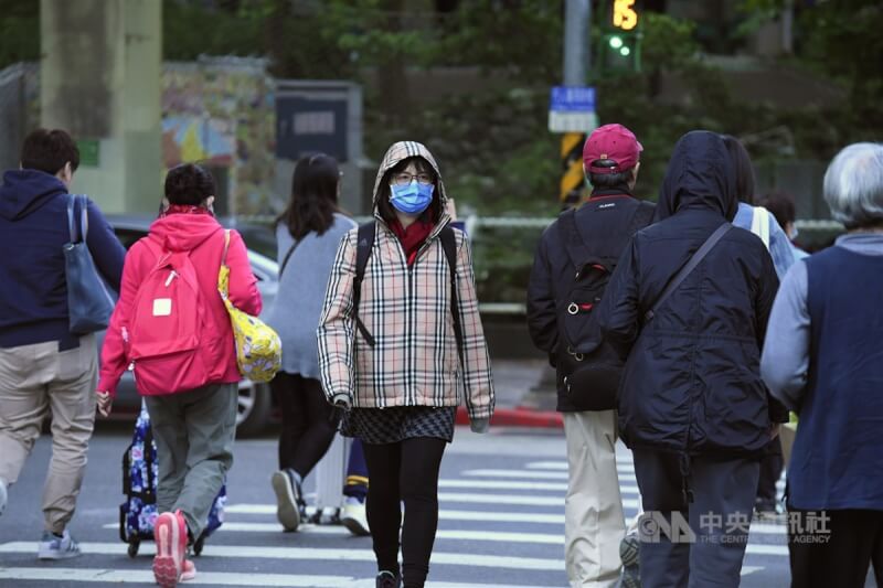 圖為台北市內湖區午後民眾穿著保暖衣物上街。（中央社檔案照片）