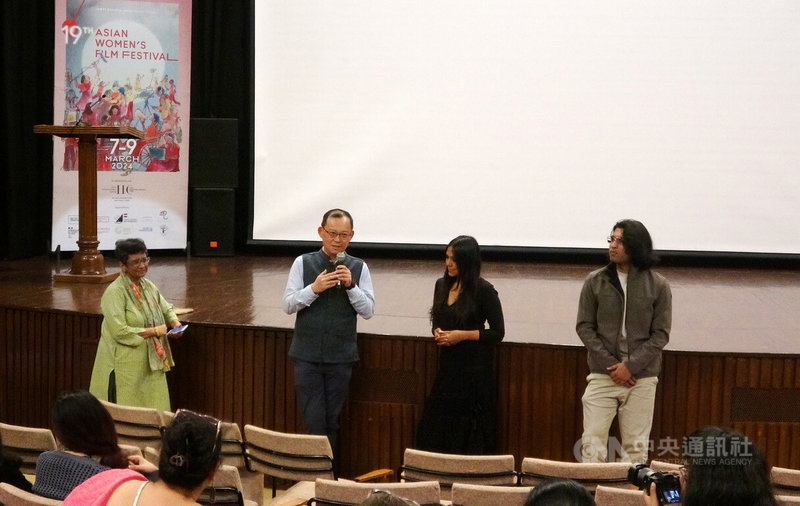 由「國際女性廣播及電視協會」（IAWRT）印度分會主辦的「亞洲女性影展」，7日在新德里的印度國際中心（IIC）登場，並播映台片「香味風景」。圖為中華民國駐印度副代表陳牧民（左2）與觀眾對話。中央社記者林行健新德里攝 113年3月8日