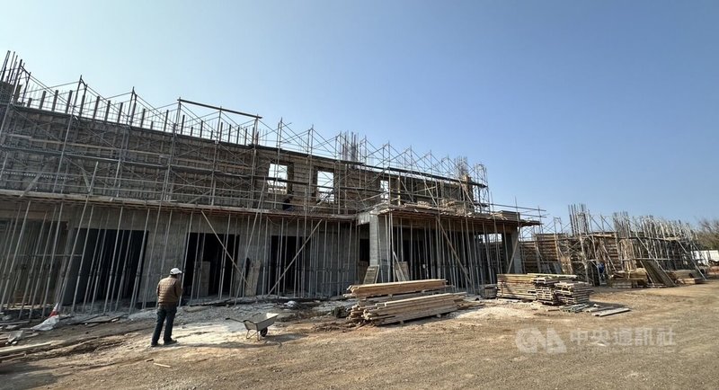 澎湖惠民醫院重建計畫在各界響應下已於2023年間正式動工,但因缺工、缺料及建材上漲等因素讓整體經費大幅增加,目前尚有新台幣3億餘元缺口,盼各界能捐款獻愛,協助補足工程款差額,打造一處醫療與長照兼顧的園區。中央社 113年3月8日