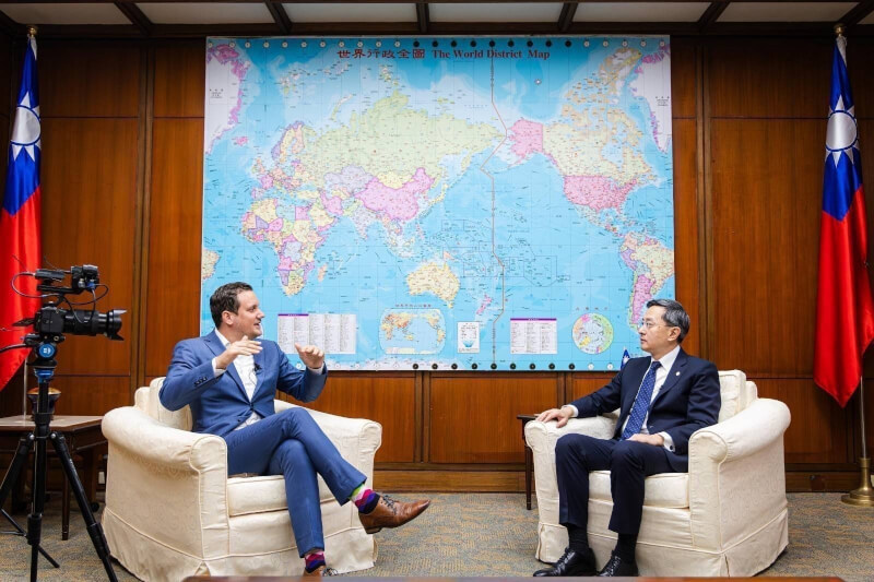 駐歐盟代表李淳（右）去年12月接受荷蘭廣播基金會電視台專訪，訪談內容在本月2日播出。（圖取自外交部網頁mofa.gov.tw/）