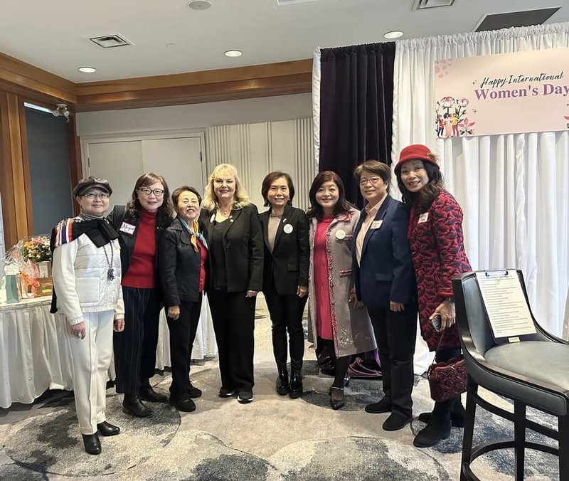 加拿大眾議員芬德雷（左4）邀請大溫哥華地區的台灣女性代表參與婦女節慶祝活動，讚揚台裔社區充滿愛心與活力。（駐溫哥華辦事處提供）中央社記者程愛芬溫哥華傳真  113年3月8日