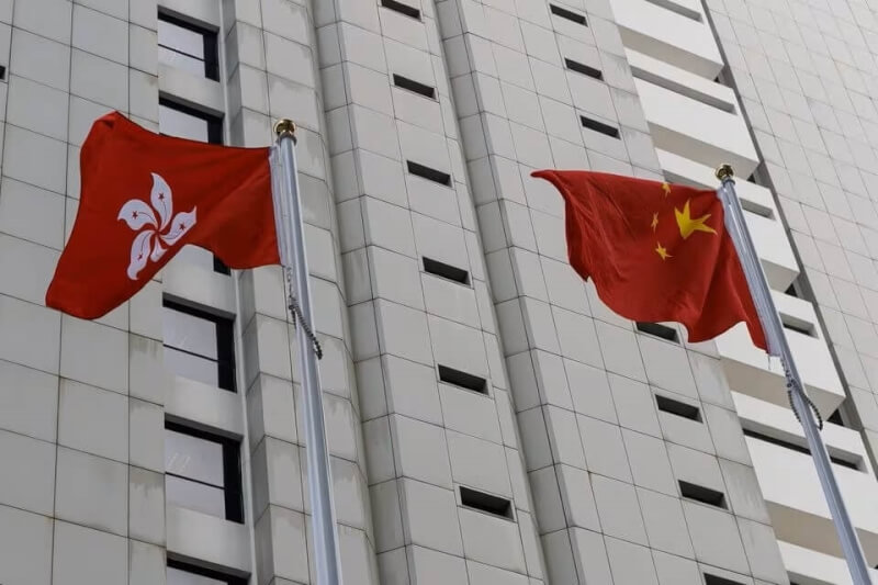 圖為香港高等法院前的香港特別行政區區旗和中國國旗。（路透社）