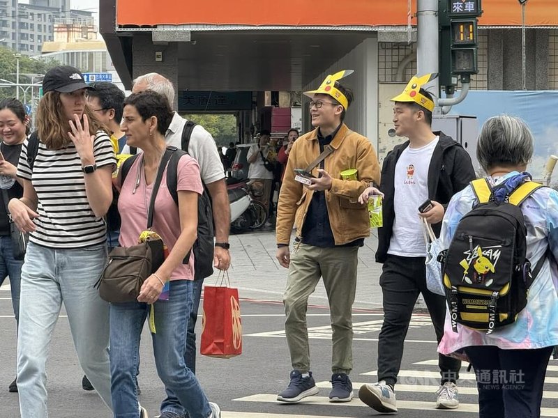 Pokemon GO City Safari活动9日在台南市热闹登场，同时间台南还有正在展出的2024台湾灯会、台湾国际兰展，以及台南彩虹游行活动等，吸引国内外大批游客涌入台南。中央社记者张荣祥台南摄 113年3月9日