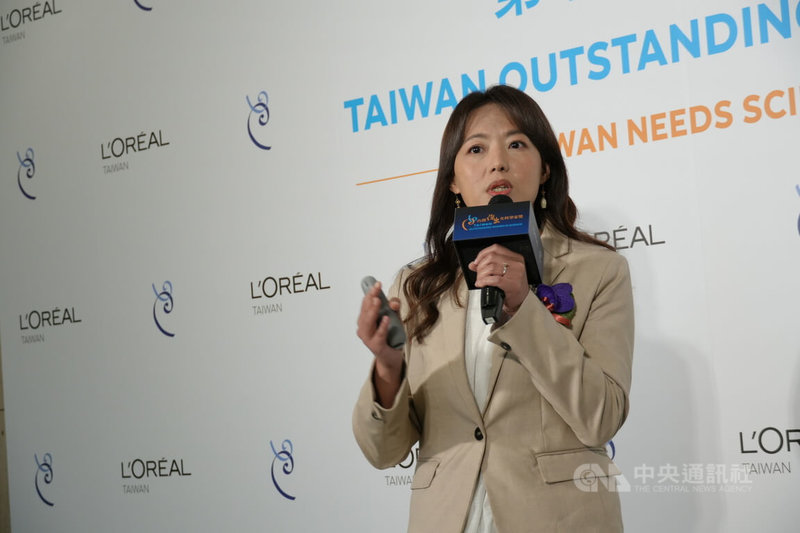 2024年台灣傑出女科學家獎9日揭曉,新秀獎得主、台灣大學分子與細胞生物學研究所副教授朱雪萍(圖)致力於非編碼RNA(核糖核酸)的研究,探討RNA與人類疾病、老化、癌症關係。中央社記者陳至中台北攝 113年3月9日