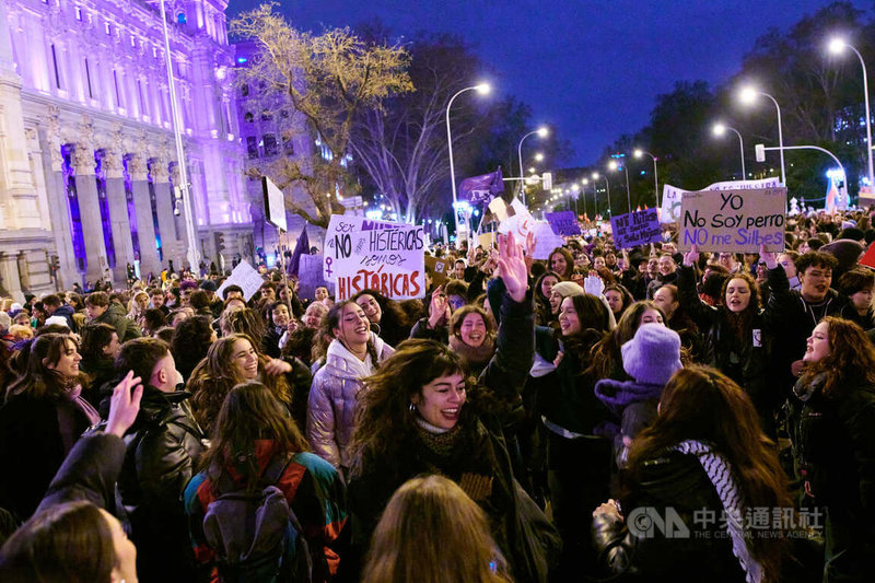 西班牙首都馬德里8日舉行的婦女節遊行號召逾3萬人走上街頭爭取性別平等，吸引許多年輕族群參與。他們高舉標語、高喊口號，不時熱情地歌唱舞動，用年輕人活潑的方式表達自我理念。中央社記者胡家綺馬德里攝 113年3月9日