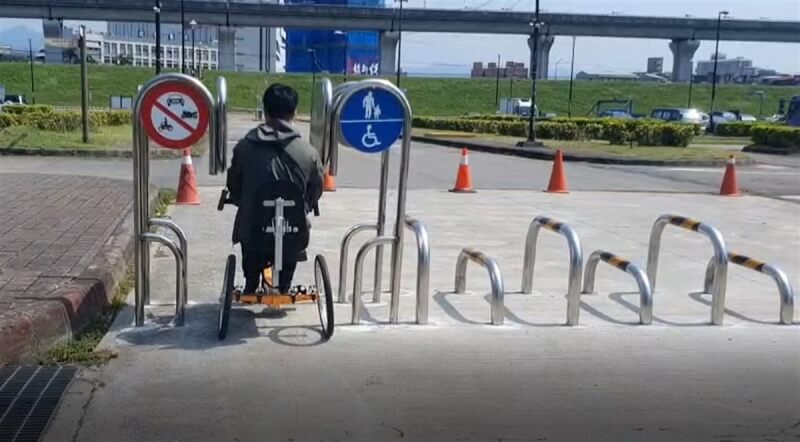 為防止機車任意闖入河岸或疏洪道公園，新北市高灘處於多處高灘地自行車專用道設有車阻，為照顧身障朋友權益，也陸續設置P型車阻等，一般輪椅（含電動輪椅）及手搖車可通行無礙。（新北市高灘處提供）中央社記者黃旭昇新北市傳真 113年3月9日