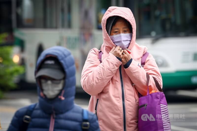 圖為新北市板橋區外出民眾包緊緊抵禦寒風。（中央社檔案照片）