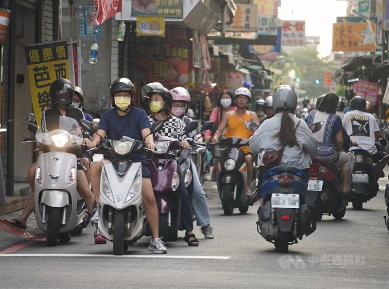 圖為高雄市鳳山區一處黃昏市場巷內的機車潮。（中央社檔案照片）