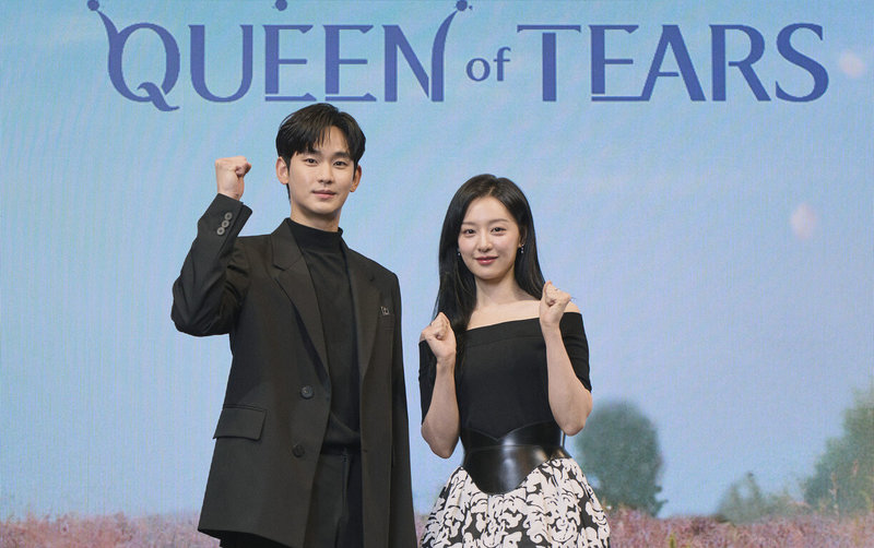 韓星金秀賢（左）、金智媛（右）聯手演出最新韓劇「淚之女王」，9日開播。（Netflix提供）中央社記者葉冠吟傳真 113年3月9日