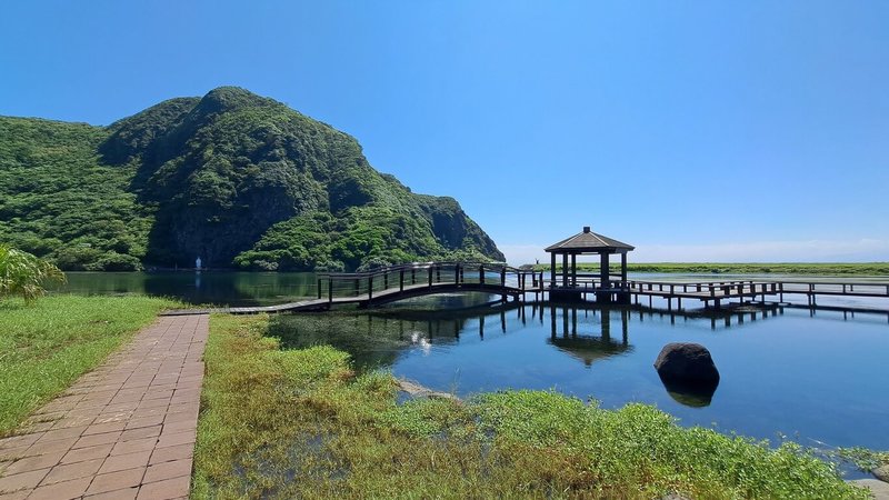 東北角及宜蘭海岸國家風景區管理處以龜山島文化地景形塑工程榮獲第11屆台灣景觀大獎風景遊憩類佳作,工程透過訪問耆老,將漁民生活和傳統工藝融入景觀設計。圖為龜尾湖環湖步道。(東北角及宜蘭海岸國家風景區管理處提供)中央社記者黃旭昇新北市傳真 113年3月9日