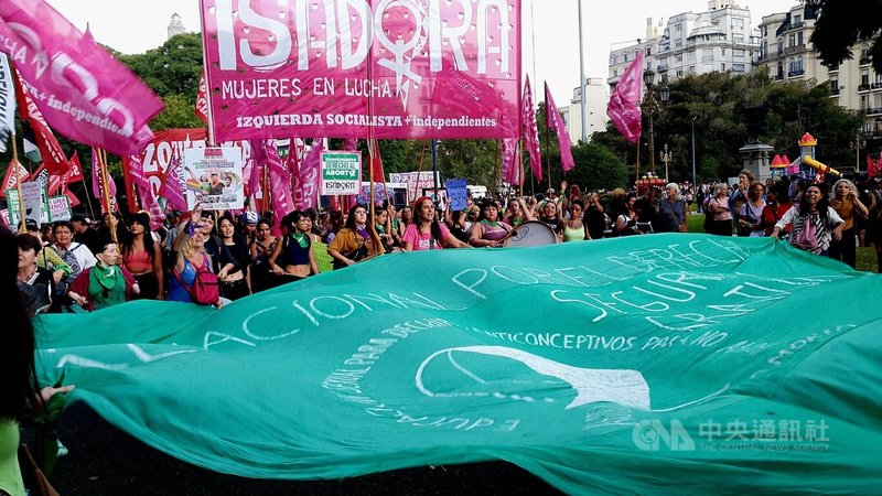 阿根廷2024年國際婦女節遊行，婦女團體不分老少，合力拉起一大片綠色旗幟，要求擁有合法墮胎的權利，讓女性享有安全、自主、平等的環境。中央社記者黃韻如布宜諾斯艾利斯攝  113年3月8日