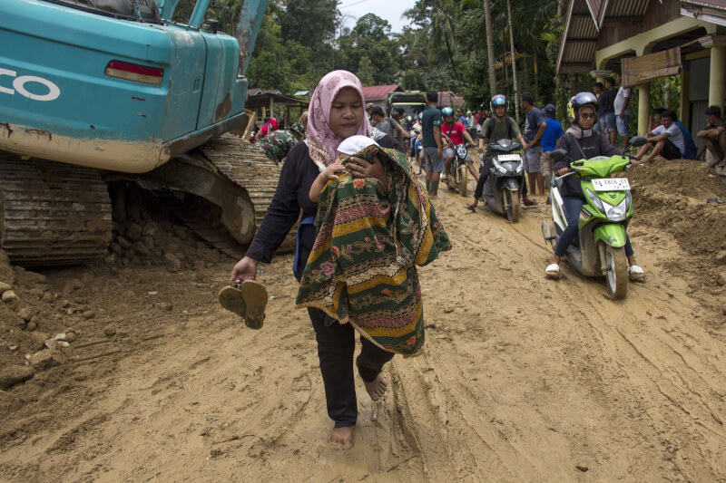 豪雨導致洪水及土石流重創西蘇門答臘省。（法新社）