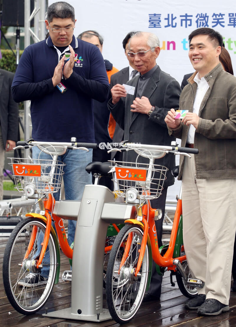 台北市長郝龍斌（右）主持「Youbike 微笑單車」啟用儀式。圖左為台北悠遊卡公司董事長連勝文，中為捷安特及微笑單車公司創辦人劉金標。（中央社檔案照片）