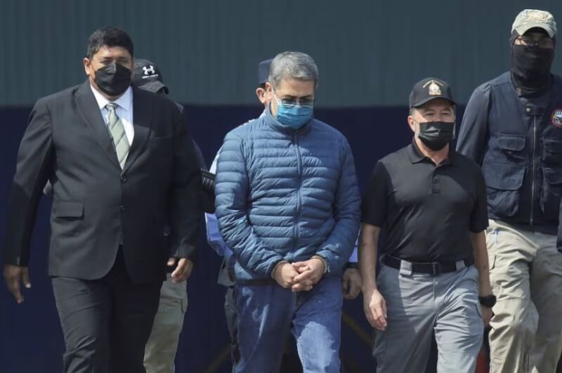 宏都拉斯前總統葉南德茲（前左2）將數百噸的古柯鹼走私到美國。（路透社）