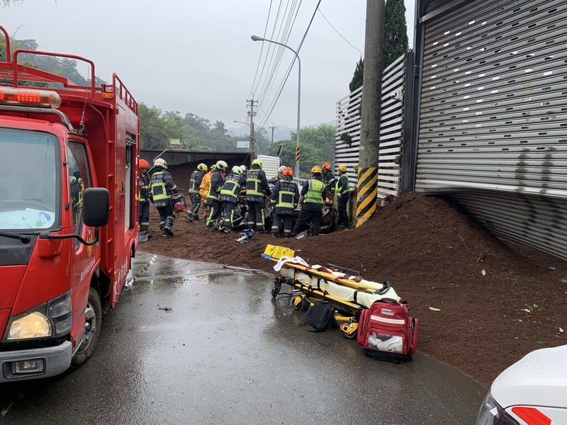 台中市一名媽媽10日開車載兒子出門，在北屯區東山路卻遭過彎失控翻覆的聯結車波及，車輛被壓損、埋在土中，母子也受困車內，消防獲報趕赴現場救援。（民眾提供）中央社記者趙麗妍傳真  113年3月10日