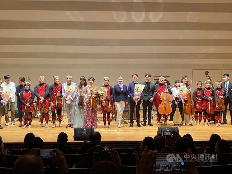 美國在台協會（AIT）10日在台北舉辦音樂會，音樂家們展現民謠、弦樂、爵士樂等演出內容，融合傳統與現代曲目呈現跨文化藝術作品。中央社記者吳昇鴻攝  113年3月10日