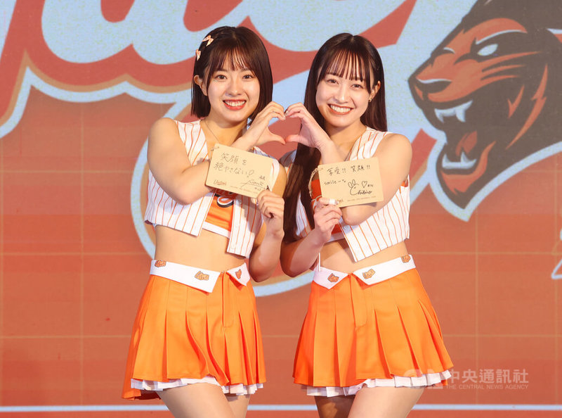 中華職棒統一獅隊啦啦隊Uni Girls新球季售票發表會10日在台北舉行，會中公布2名日籍新成員Chihiro（千紘）（右）、Nozomi（希美）（左），兩人皆為前日職西武獅啦啦隊員。中央社記者張新偉攝  113年3月10日
