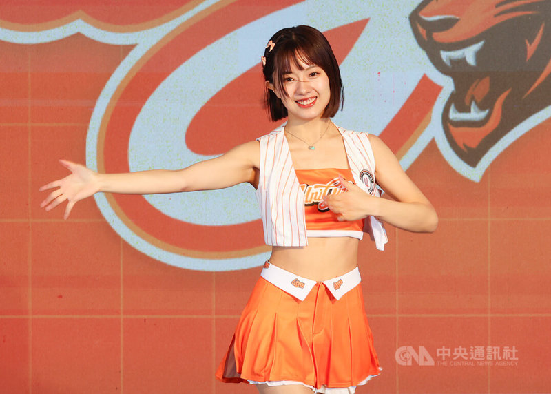 中華職棒統一獅隊啦啦隊Uni Girls新增2名日籍成員,10日下午在新球季售票發表會中正式亮相,新成員之一的Nozomi(希美)現場也帶來舞蹈演出。中央社記者張新偉攝 113年3月10日