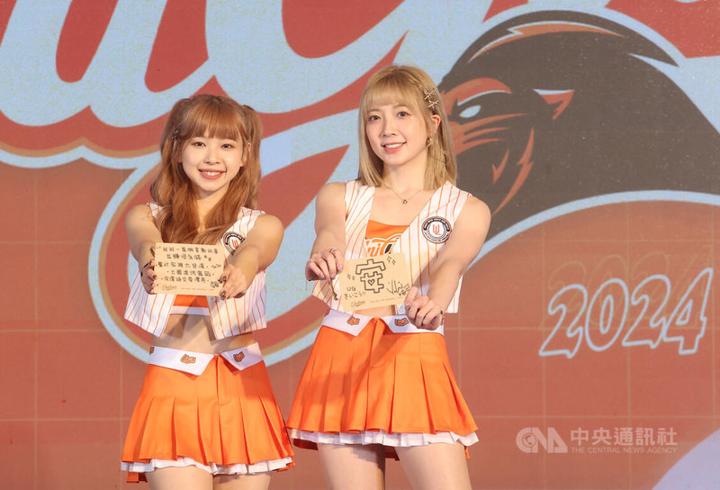 中華職棒統一獅隊啦啦隊Uni Girls新球季發表會10日下午在台北舉行,並宣布由成員Yuki(右)與賴賴(左)續任隊長、副隊長。中央社記者張新偉攝 113年3月10日