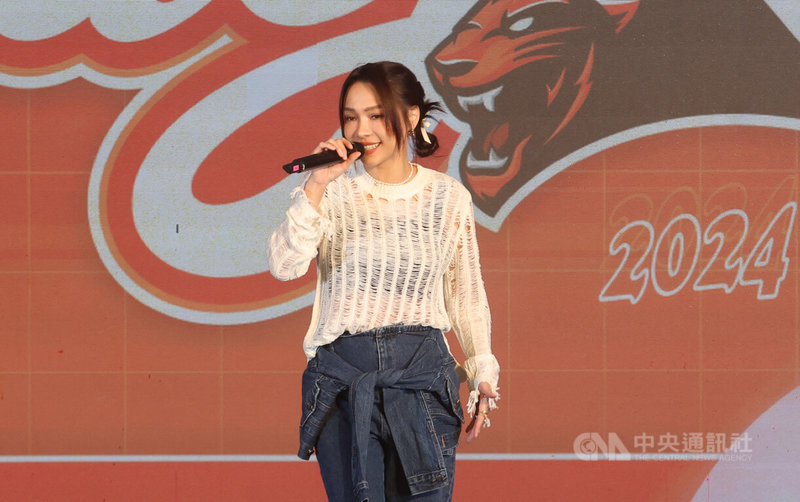 中職統一獅隊啦啦隊Uni Girls新球季發表會首次開放球迷購票參加,10日下午在台北登場,現場並請到「大學姊」、現任歌手林采欣獻唱,她說,很開心能見證Uni Girls的成長與進步。中央社記者張新偉攝 113年3月10日