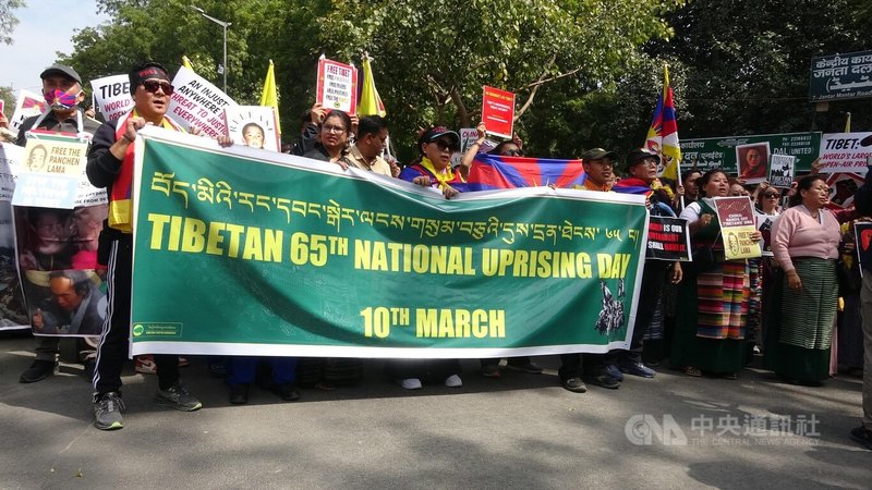 西藏青年大会（TYC）10日在新德里发起西藏抗暴纪念日和平游行，要求中国「归还家园」，争取国际社会支持。中央社记者林行健新德里摄  113年3月10日