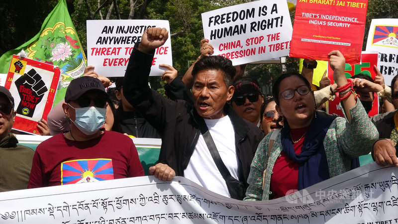 西藏青年大会（TYC）10日在新德里发起西藏抗暴纪念日和平游行，游行者高喊「释放班禅喇嘛」、「中国出去」、「我们要自由」等口号。中央社记者林行健新德里摄  113年3月10日