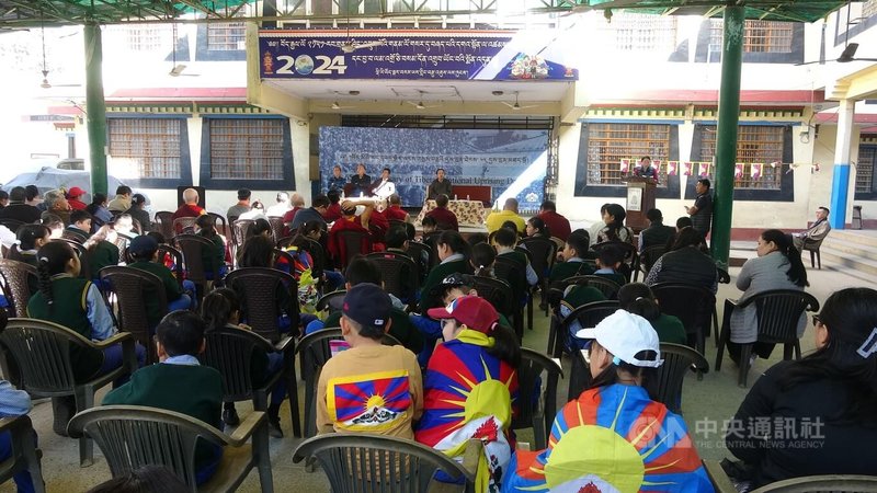 西藏抗暴65周年纪念日，德里藏人安置区举办集会，缅怀在中国政府的镇压下丧生的藏人，同时呼吁国际社会支持西藏争取自由。中央社记者林行健德里摄  113年3月10日