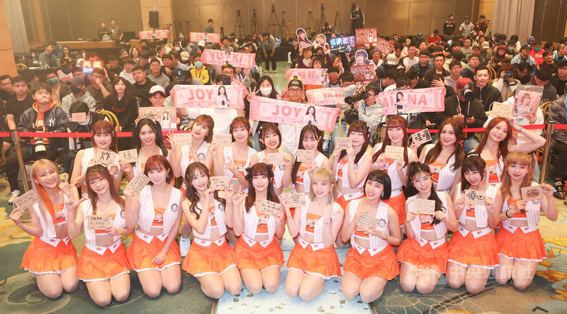 中職統一獅隊啦啦隊Uni Girls 10日在台北大直典華會館舉行新球季發表會,球團表示,現場224個席位開賣後火速售罄,球迷除能參與發表會全程外,還可獲得成員親筆簽名。中央社記者張新偉攝 113年3月10日