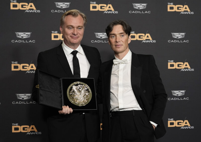 諾蘭（左）執導「奧本海默」拿下導演工會獎，預料將在奧斯卡斬獲多項大獎，飾演主角的席尼墨菲（右）有機會贏得最佳男主角獎。（美聯社）